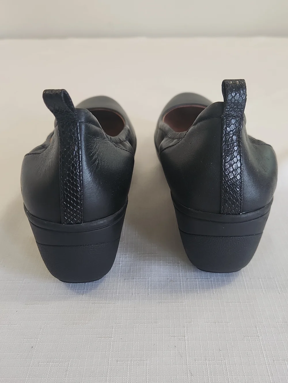 Vionic Jacey Black Leather Wedges. Slip-Ons. Size 8.5
